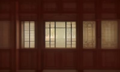 现代极简主义风格客厅室内设计，米白色主墙搭配暖金色装饰线条与深棕色家具，整体色调温暖而高级